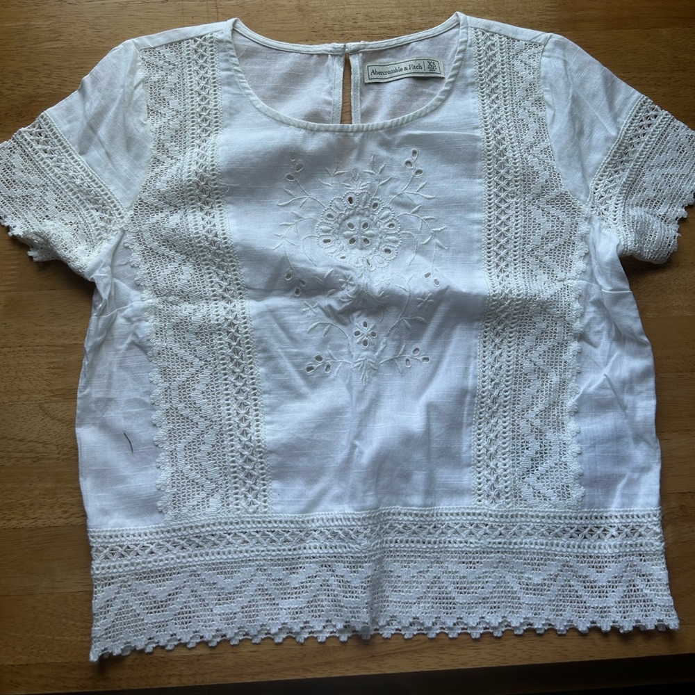 XS white lace Abercrombie & Fitch shirt